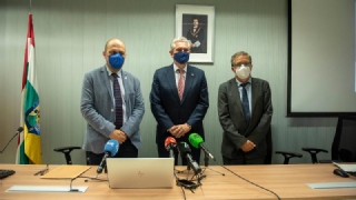 El presidente del TSJR, Javier Marca, y el consejero de Servicios Sociales y Gobernanza Pública, Pablo Rubio, durante la presentación